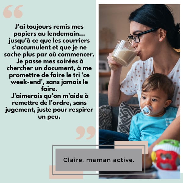Photo d'une maman active entrain de boire un café avec son bébé dans les bras, elle est active, elle tape sur le clavier de son PC avec des jouets autour d'elle.